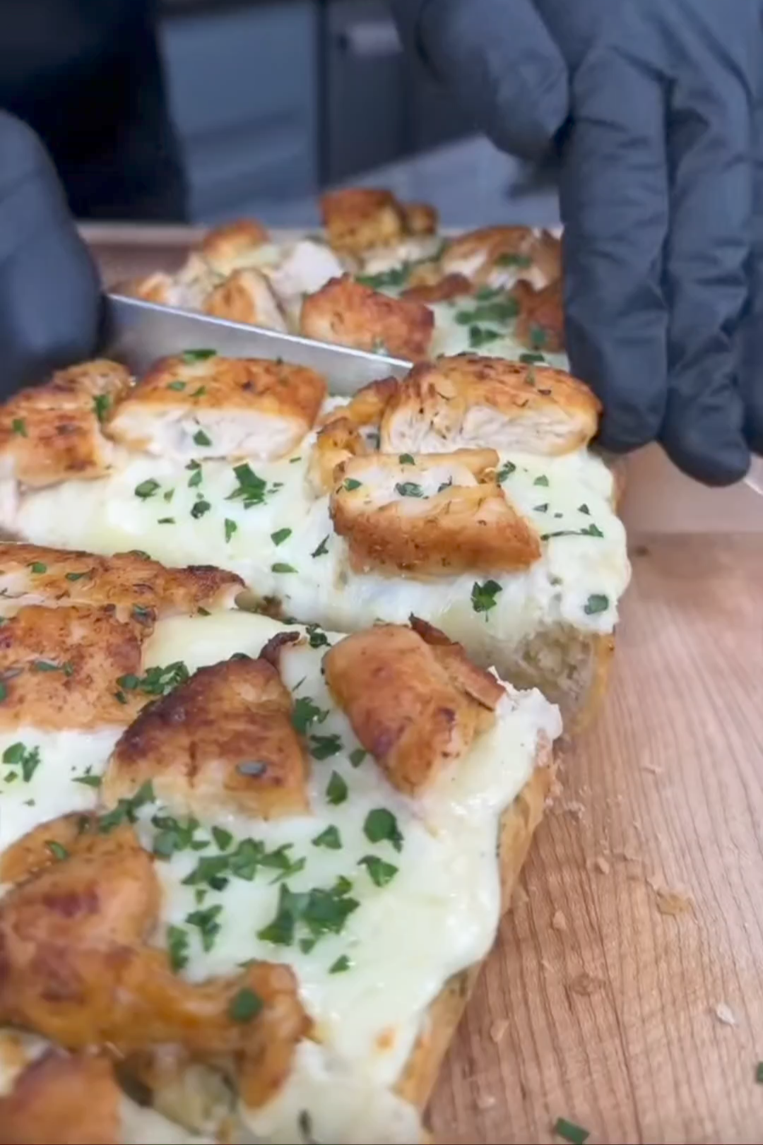 CHICKEN ALFREDO GARLIC BREAD